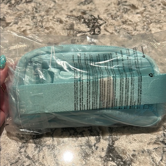 Lululemon 1L belt bag in Ideal Mint - Picture 2 of 3